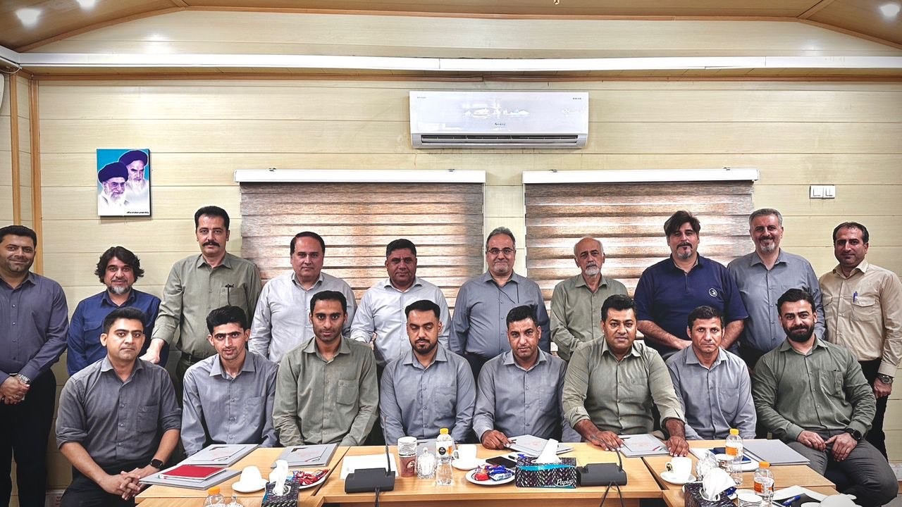 تقدیر از آتشنشانان شرکت سیمان هرمزگان با حضور مدیرعامل تقدیر از آتشنشانان شرکت سیمان هرمزگان با حضور مدیرعامل